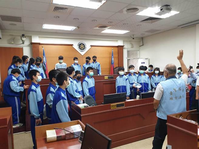廉洁法治向下扎根，佳冬青年学子参访屏东地方法院。（佳冬乡公所提供／谢佳潾屏东传真）
