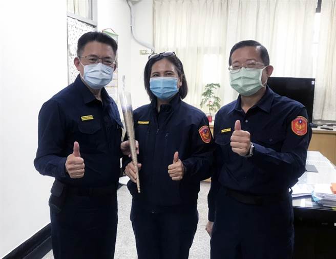 三月八日妇女节，台南市警六分局长陈锦文（左）亲自致赠金莎巧克力花束给副分局长吴丽娟（中）。（警六分局提供／洪荣志台南传真）