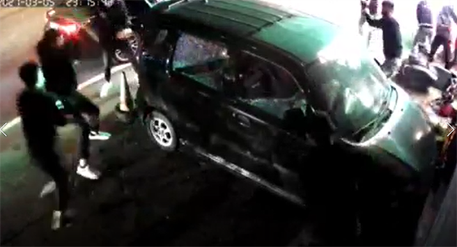 又吃「庆记」 桃园恶煞开30枪砸店砸车 黑帮寻仇影片曝光（翻摄 黄敬平脸书粉专）