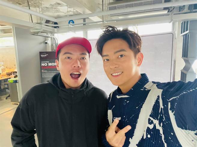 大囍门主唱布朗(左)与好友宥胜。相信音乐提供