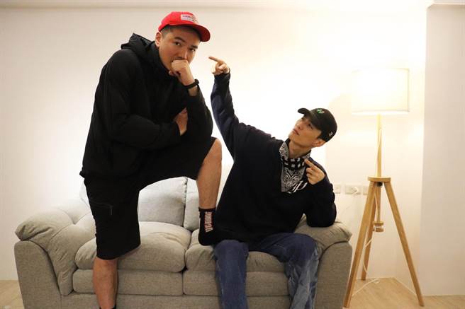 昔日团员李英宏（右）诚心讚许布朗在音乐的成长。相信音乐提供