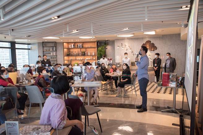 黄竣民教官在台中的医学机构，举办出粉丝见面会，难能可贵的是，参与的读者相当多。(林佳德/摄影)