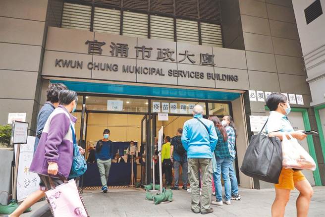 香港新冠疫苗临床事件评估专家委员会8日表示，经审视后一致认为香港1起死亡与2起危殆个案，与接种疫苗没有关系。图为香港市民到体育馆注射中心接种疫苗。（中新社）