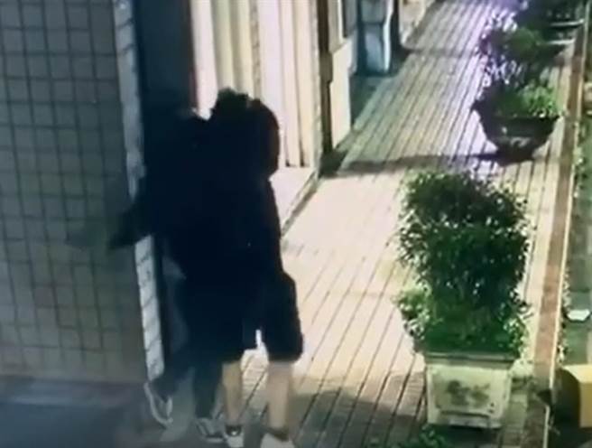 29歲馮姓男子與29歲廖姓男子當街互毆，儘管雙方互不提告，警方仍依違反《社會秩序維護法》裁罰。（翻攝）