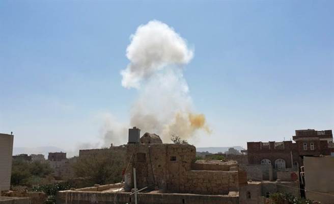 受到空袭的叶门居民表示，他们听到多次强烈的爆炸声。整个城市多个建筑物冒出浓烟。（美联社）
