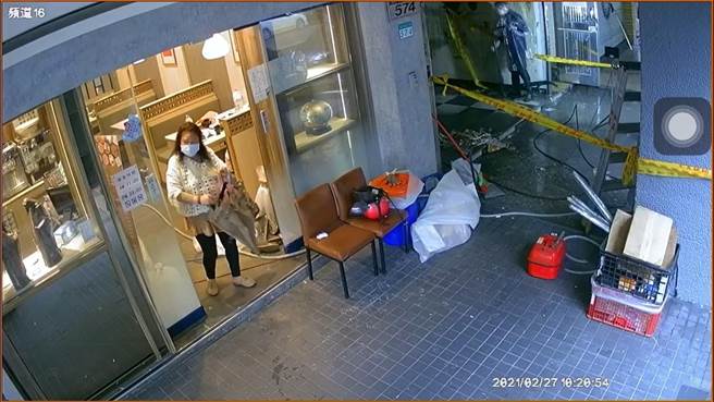 陳姓婦人因火鍋店裝修，竟入內行竊價值4萬元瓷盤。（圖：民眾提供）