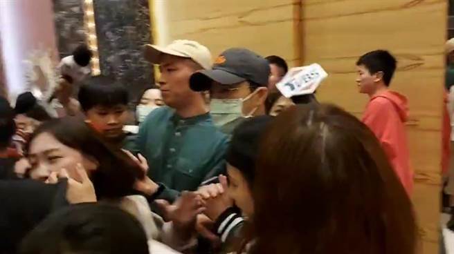 江宏傑戴口罩與帽子，離去時雙手緊握。（吳維書攝）