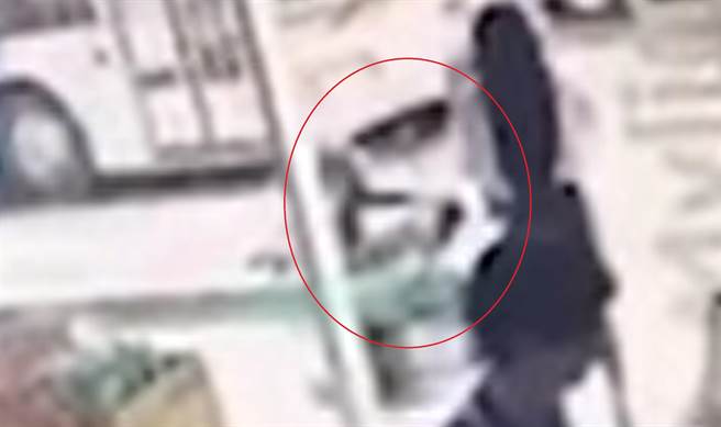 辛男辩称厉男动手摸路过女子的屁股，将他强行压制在地上控制行动。（翻摄）