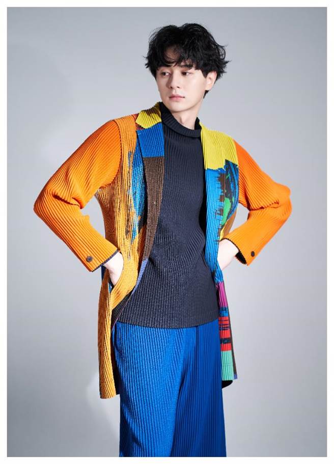 張軒睿穿 ISSEY MIYAKE男裝，詮釋懶人時尚。（JOJ PHOTO攝）