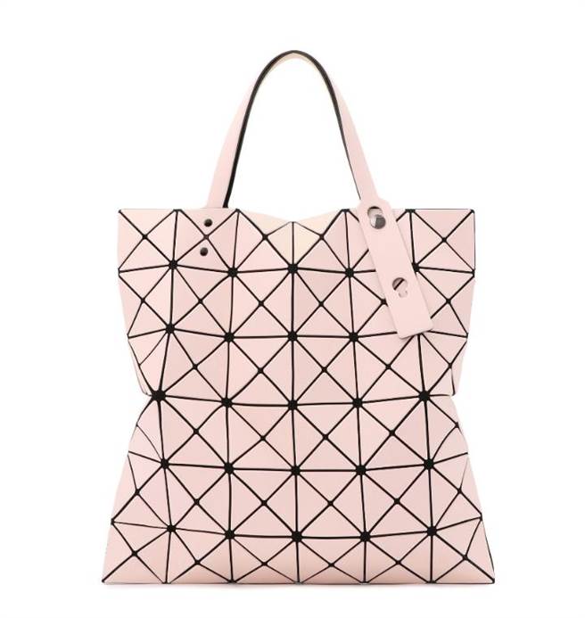 三宅一生BAO BAO LUCENT W COLOR絢彩透光經典包，1萬3600元。（ ISSEY MIYAKE提供）