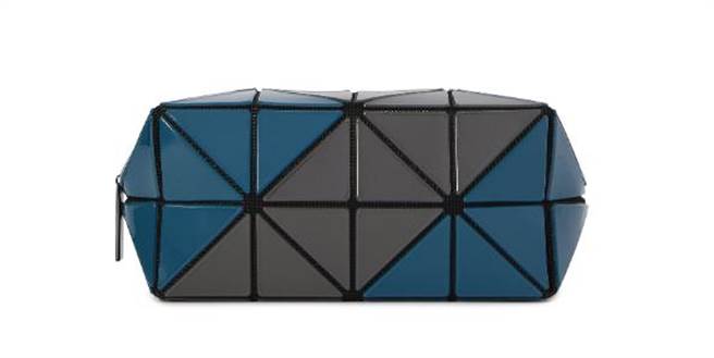 三宅一生BAO BAO LUCENT ZIGZAG 鋸齒透光手拿包，8200元。（ ISSEY MIYAKE提供）