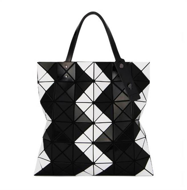 三宅一生BAO BAO LUCENT ZIGZAG鋸齒透光經典包，1萬4600元。（ ISSEY MIYAKE提供）