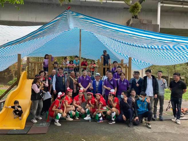 台湾水木清华校友会6日致赠溜滑梯设施给花莲瑞穗乡马聚集部落。(水木清华校友会提供)