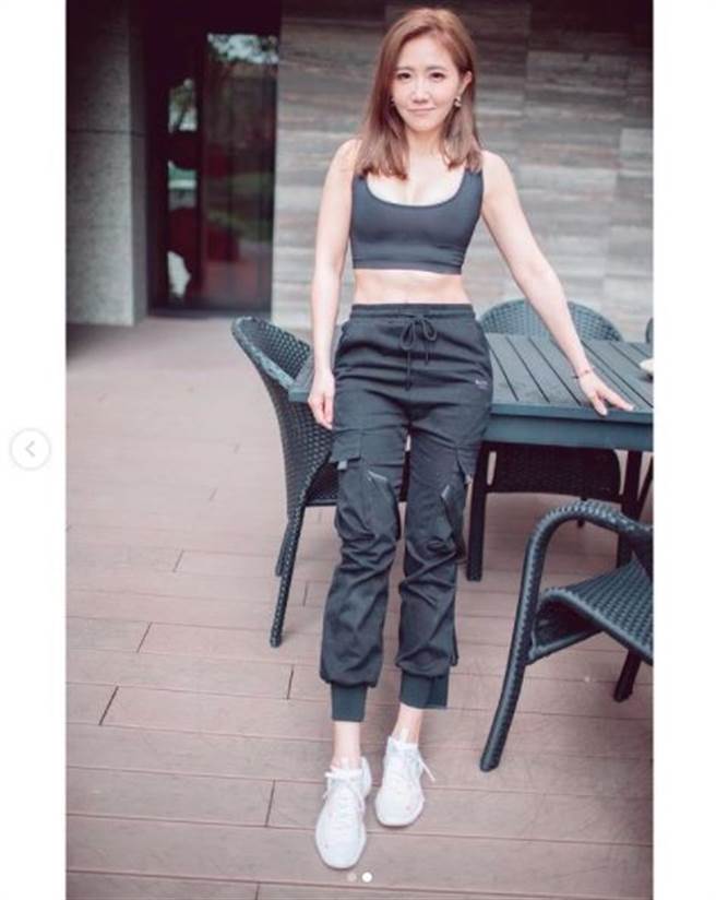 谢忻运动成果明显，看得出有腹肌。（图／翻摄自IG）