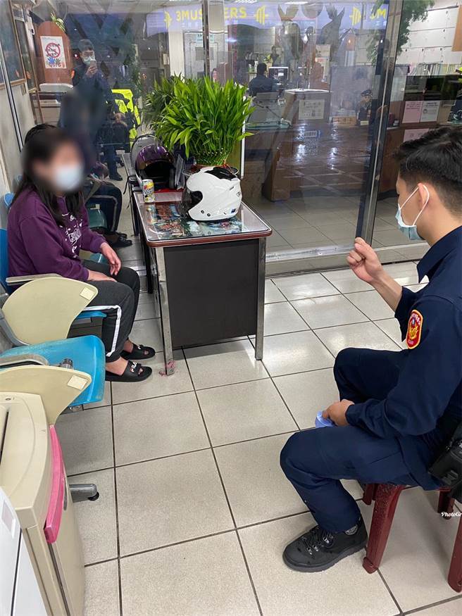新北市永和警分局警員安撫周女情緒。（永和警分局提供）
