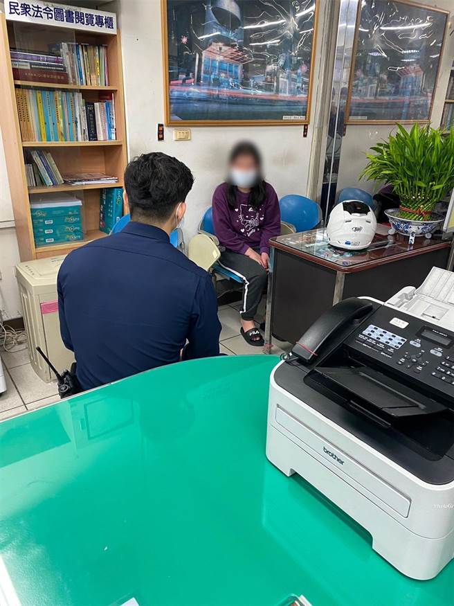 新北市永和警分局警員安撫周女情緒。（永和警分局提供）