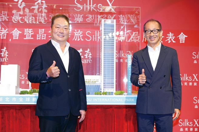 东森集团总裁暨东森直消电商董事长王令麟（左）与晶华国际酒店集团董事长潘思亮（右）首度跨界策略结盟，全新品牌「Silks X晶英荟旅」将于2025年进驻东森林口总部大楼。图／东森提供