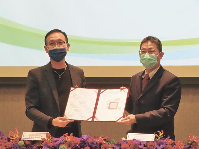 普力生技4日与国防医学院签署产学防疫研发合作。图／叶德正