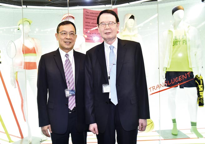 儒鸿董事长洪镇海（右）及儒鸿成衣事业部总经理陈坤鎕（左）。图／本报资料照片