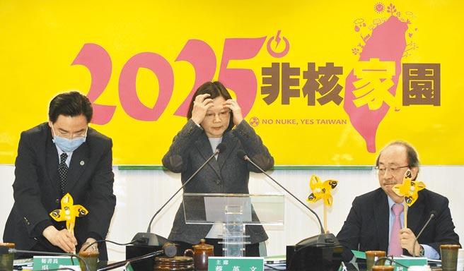 民进党在野时高喊环保，但蔡英文2006年担任行政院副院长时，因「关切」环评委员引发风波，如今更决意要推动三接案，显然比起环保，蔡英文更重视经济发展。图为2015年时任民进党主席的蔡英文（中）与全体中执委召开「非核家园」记者会。（本报资料照片）