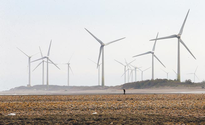 面对能源挑战，蔡政府将主力放在建立能源转型的绿能政策上。图为桃园白玉藻礁和台电观园风力发电站。（本报资料照片）