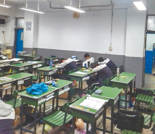 李姓高中生去年返校擬申請復學，不料卻遭同學從教室內靠牆座位（如圖）拖出到走廊施暴受傷，因此造成他腦震盪及神經受損，後來持續嚴重疼痛和肌肉萎縮，導致他自殺身亡。（讀者提供）