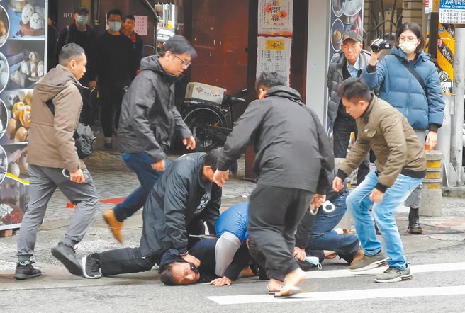 刑警上前時嫌犯手伸入外套口袋意圖掏槍拒捕，手槍未掏出就在口袋擊發，所幸最後沒有造成傷亡。（陳君瑋攝）