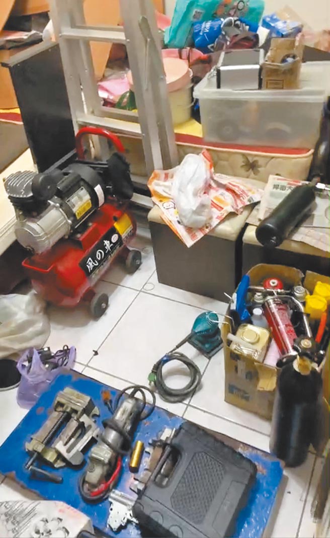 43歲的許嫌擁槍自重，近日到三重重操舊業，新莊警方3日與支援警力齊攻堅，警方先行疏散攻堅地點附近70多名幼兒園師生，現場成功逮捕4名嫌犯。（新莊警分局提供／戴上容新北傳真）