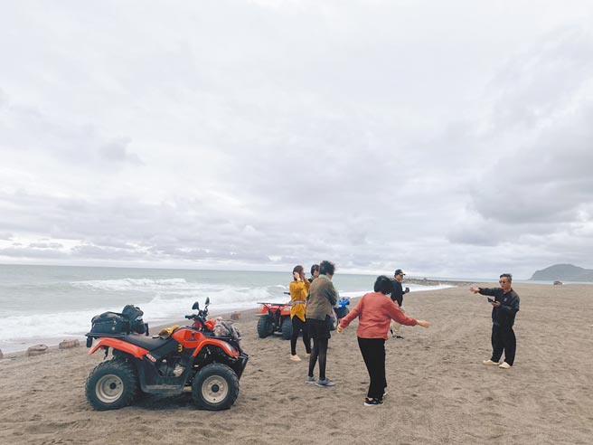 花莲寿丰盐寮渔港沿线沙滩地，针对业者引进沙滩车供游客游玩，花莲县府目前仅能依2019年公告「所辖近海范围沙滩车活动注意事项」，要求遵守活动注意事项。（罗亦晽摄）