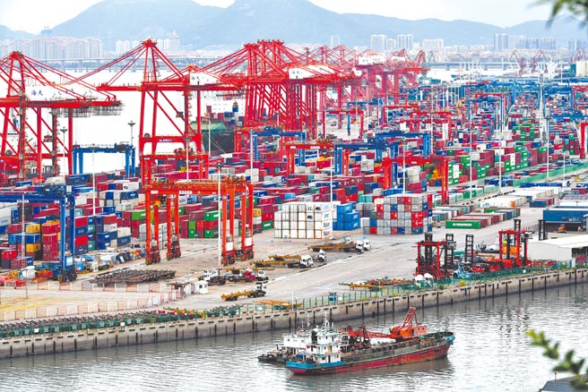 中國海關總署公布數據顯示，前2月出口達4688.7億美元、年增率60.6％；進口3656.2億美元、年增22.2％。圖為廈門港東渡碼頭。（中新社）