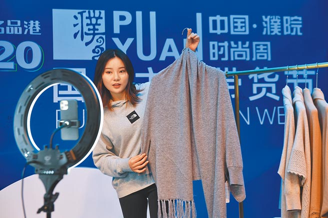 受到欧美等主要经济体生产与消费景气度回升、大陆经济止稳，加上去年同期基期较低等影响，大陆海关总署7日公布今年1到2月进出口增幅表现明显，呈现「淡季不淡」格局。图为一名主播在浙江省桐乡市濮院羊毛衫市场进行直播带货。（新华社）