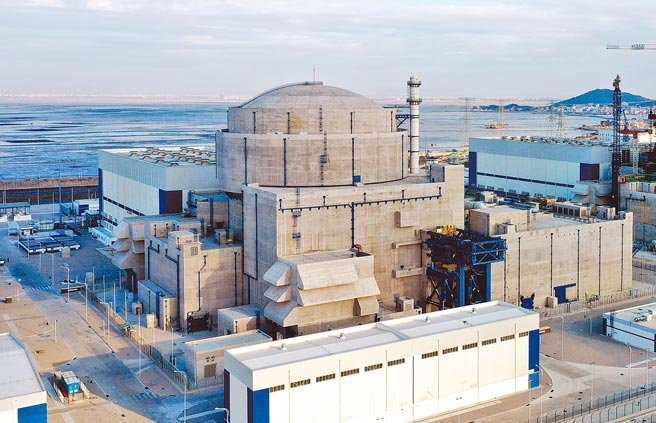 大陸總理李克強5日在政府工作報告中提出，在確保安全的前提下積極有序發展核電。圖為大陸自主研發的「華龍一號」核電機組。（中新社）