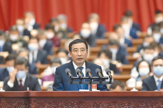 中共十九届中央委员、全国政协经济委员会副主任、工业和信息化部（工信部）前部长苗圩7日表示，在全球制造业四级梯队格局中，中国处于第三梯队，实现「制造强国」目标至少还需30年。（新华社）