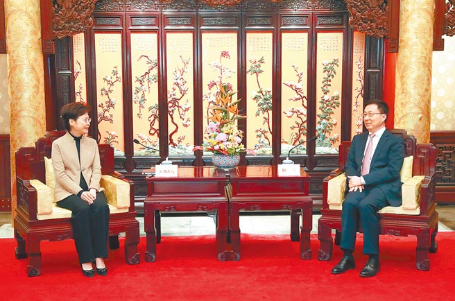 大陆副总理韩正6日接见香港特首林郑月娥时说，希望港府要认真落实香港选举制度与《基本法》两个附件的修改。（新华社）