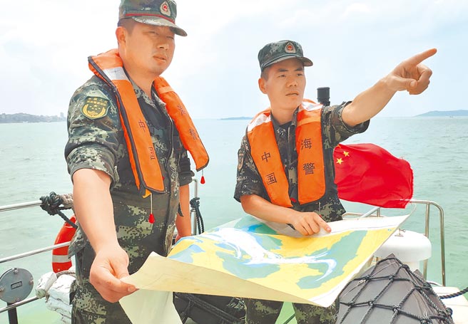 中国外长王毅指出，大陆的海警法只是执法所需，外界勿夸大炒作。图为大陆海警执法中。（新华社）