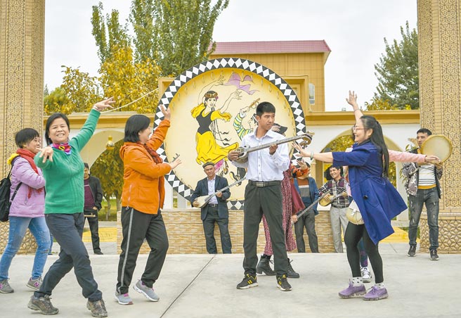 中国国务委员兼外交部长王毅昨表示，新疆维吾尔族人口从500余万增至1200多万，人口数翻一倍，所谓「种族灭绝」说法是彻头彻尾的谎言。（中新社）