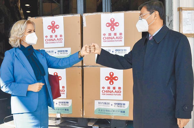 中國援助蒙特內哥羅新冠疫苗3月3日運抵其首都，該國衛生部長博約維奇、總理外事顧問茨爾諾戈拉茨和中國駐蒙特內哥羅大使劉晉（右）出席交接儀式。（新華社）