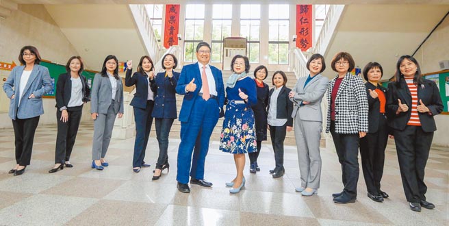 国际妇女节前夕，新竹县长杨文科偕夫人甘秀美（中）与县府女性主管合影。（罗浚滨摄）