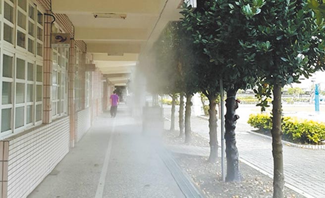 台中市运用智慧科技防制扬尘，在校园设水幕自动触发装置。（台中市环保局提供／陈淑芬台中传真）