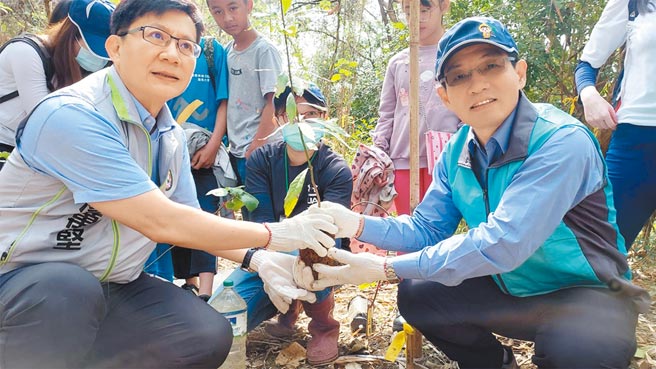 植树活动昨日由林务局副局长廖一光及立委张廖万坚（左）一同种下香楠，成为守护在地乡土的宝贵资源。（东势林管处提供／陈世宗台中传真）