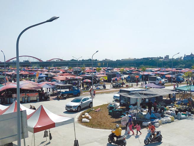 云林县北港镇北港牛墟人气旺，镇公所配合牛年拟扩大规画周边场域。（张朝欣摄）