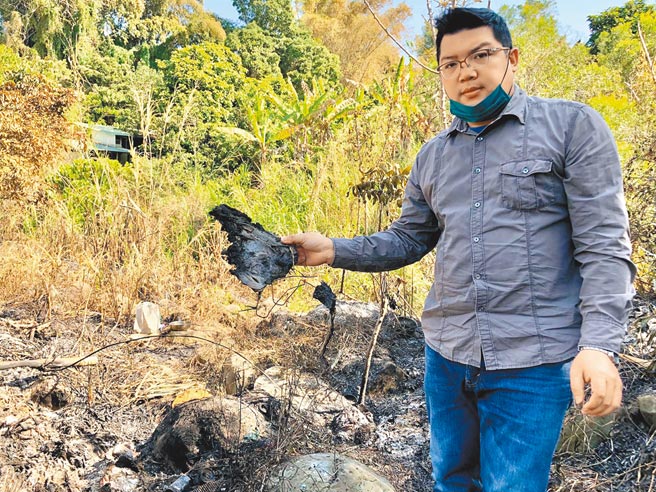 嘉義縣議員何子凡質疑有更多未發現的非法棄置「黑數」，要求環保局積極檢討管理機制與稽查，並透過中央修法、設基金，擺脫清理延宕窘境。（何子凡提供／呂妍庭嘉義傳真）