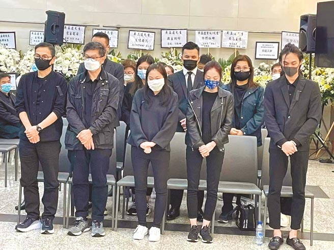 吳孟達的三弟吳鴻達（左起）、二弟吳利達、小女兒凱兒、大女兒凱欣、小兒子韋侖。（星島日報提供）