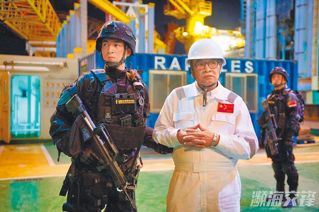 吳孟達（右）生前最後一部電影《瀕海交鋒》中飾演海洋科學家。（摘自豆瓣）