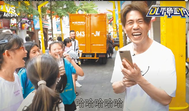 罗时丰（右）幽默主持方式深受年轻学子喜爱。（摘自YouTube）