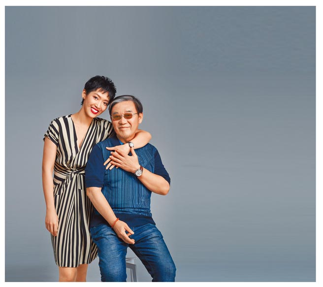 李立群與女兒李元元進棚拍攝萬寶龍（Montblanc）時尚專題，分別佩戴萬寶龍明星傳承系列星期日期顯示計時表15萬500元和小秒針腕表9萬1700元。李元元穿rag & bone洋裝2萬2000元；李立群穿CK Calvin Klein針織Polo衫6990元。（JOJ PHOTO攝）