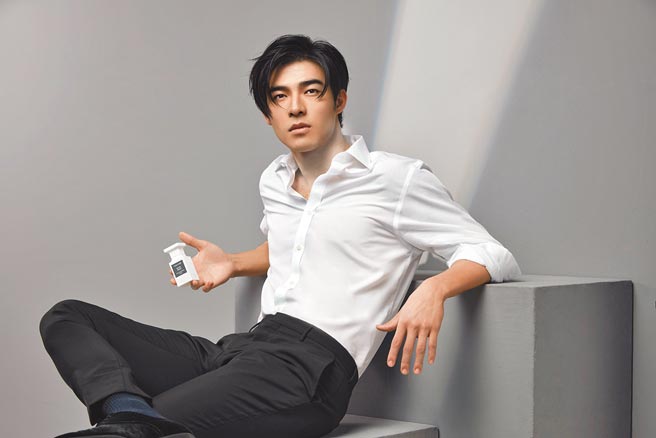 TOM FORD找来陈昊森诠释私人调香系列冬日光芒。（TOM FORD提供）