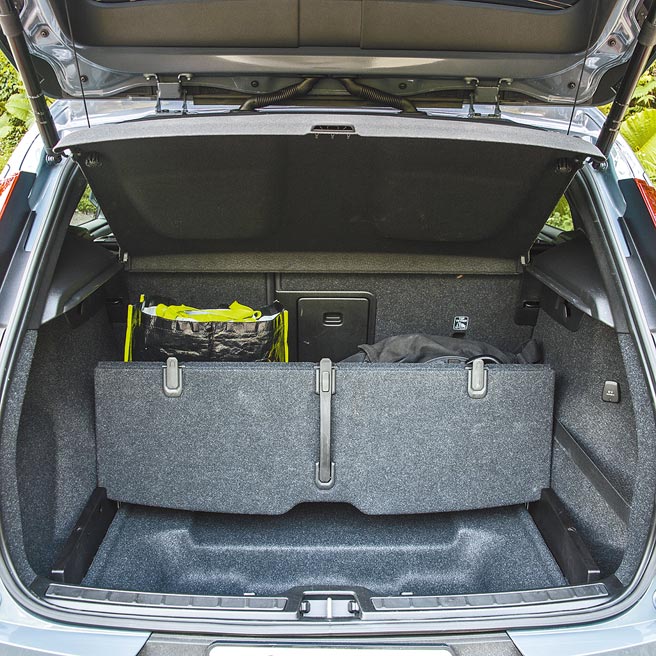 行李廂可透過隔板變化出許多收納的情境。（陳大任攝）