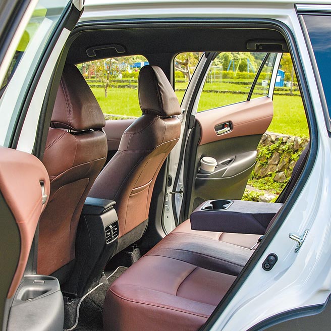 后座中央扶手与车门都有专用置杯架。（陈大任摄）