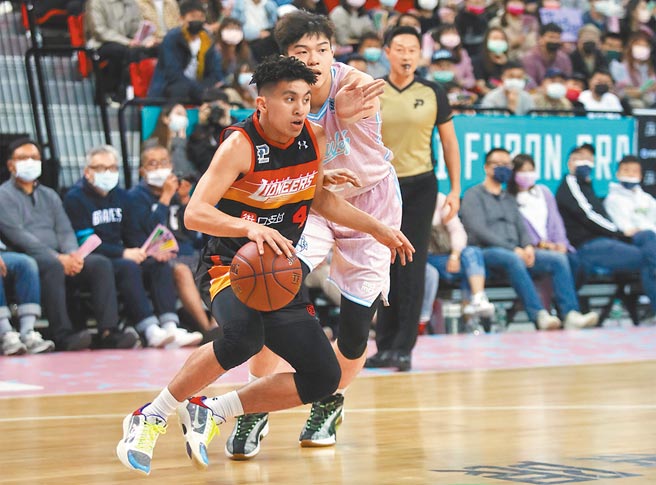 富邦勇士与街口攻城狮之战，攻城狮高国豪（前）强攻富邦禁区。（中央社）